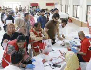 Duta Besar RI bersama peserta mengikuti aksi donor darah yang diselenggarakan KBRI Islamabad bekerja sama dengan Pakistan Red Crescent Society dalam rangka HUT ke-81 Kemerdekaan Republik Indonesia.