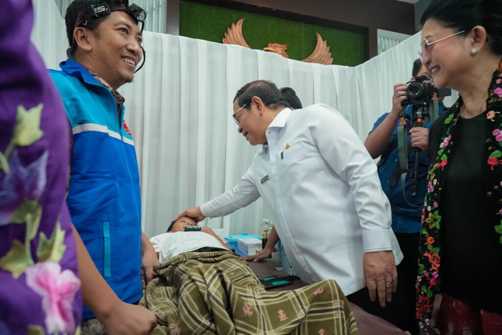 Gubernur Pramono Anung menghadiri penutupan Khitanan Massal Jakarta yang meraih Rekor MURI dengan 2.445 peserta di Balai Kota Jakarta.