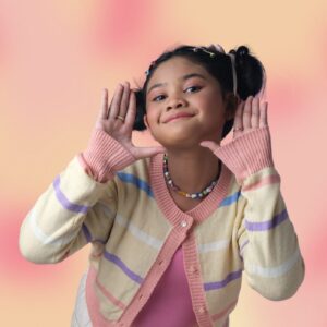 Arika Panggabean saat memperkenalkan single terbaru berjudul Sahabat Selamanya.